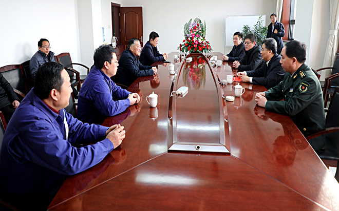 縣委王義樸書(shū)記來(lái)公司慰問(wèn) （1）.jpg